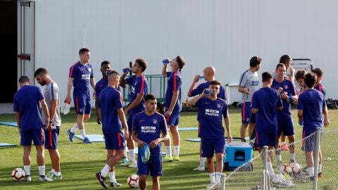 El Atl&eacute;tico realiza su &uacute;ltima sesi&oacute;n por grupos antes de partir a los Alpes