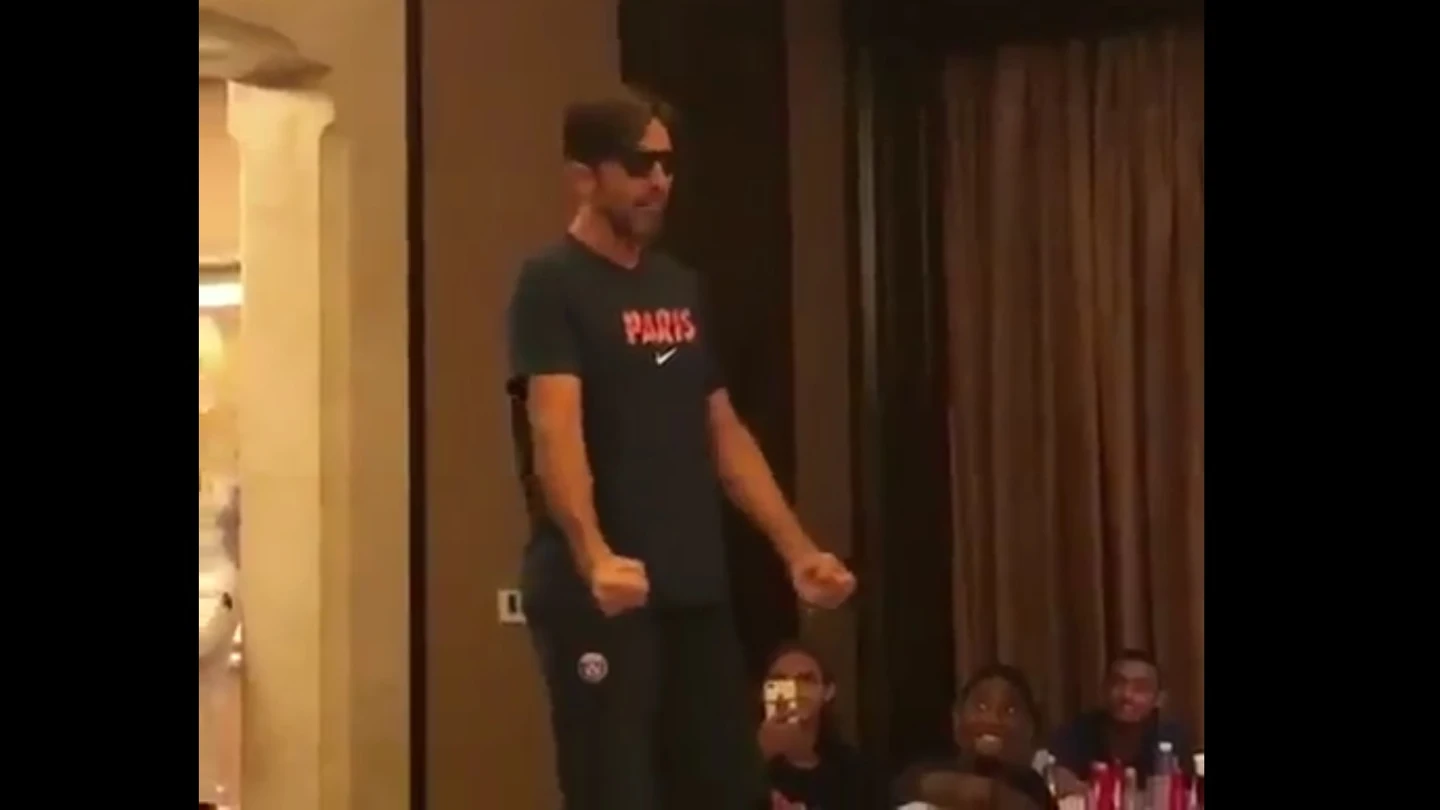 Buffon cante delante de toda la plantilla del PSG Buffon cante delante de toda la plantilla del PSG