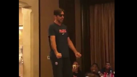 Buffon cante delante de toda la plantilla del PSG