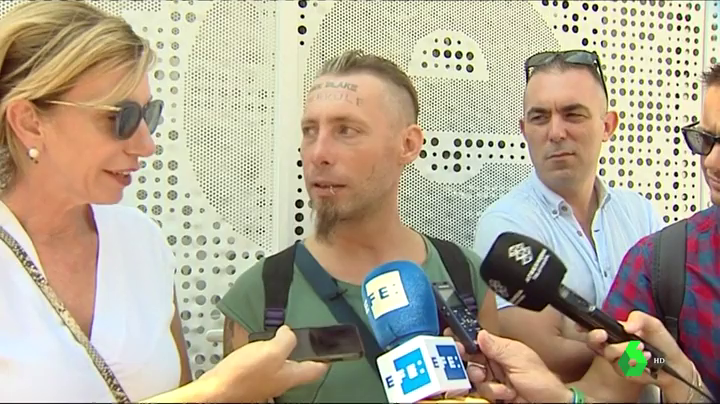 El indigente al que pagaron por tatuarse reaparece y denuncia los hechos El indigente al que pagaron por tatuarse reaparece y denuncia los hechos