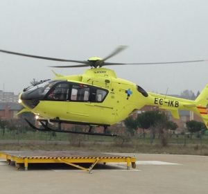 Helicóptero de emergencias en el helipuerto Helicóptero de emergencias en el helipuerto