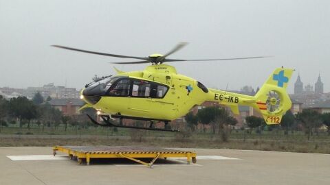 Helic&oacute;ptero de emergencias en el helipuerto