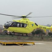 Helicóptero de emergencias en el helipuerto