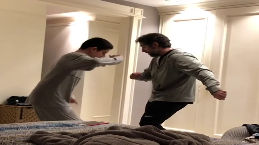 El entrañable vídeo viral en el que un padre y su hijo autista bailan un tema de Elvis El entrañable vídeo viral en el que un padre y su hijo autista bailan un tema de Elvis