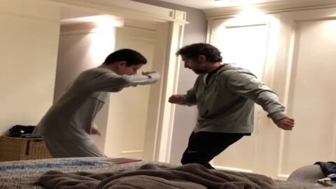 Un padre baila con su hijo autista al ritmo de Elvis Presley