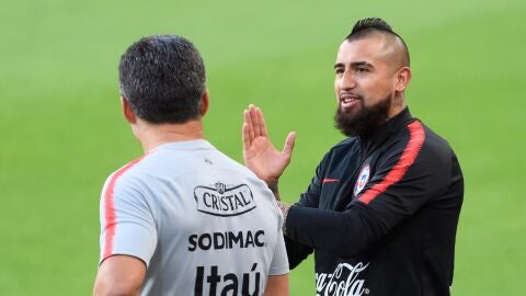 El centrocampista chileno Arturo Vidal asiste a una sesi&oacute;n de entrenamientos. 