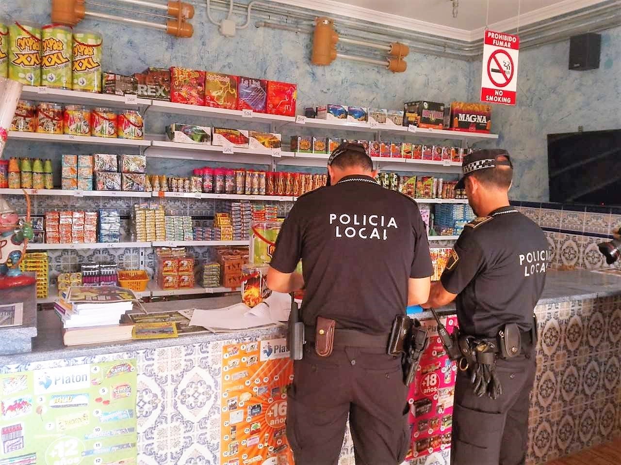 Elche cuenta con 25 puntos autorizados para la venta de pólvora que pueden almacenar más de 50.000 kilos de material pirotécnico Elche cuenta con 25 puntos autorizados para la venta de pólvora que pueden almacenar más de 50.000 kilos de material pirotécnico