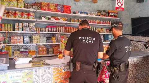La Policia Local inspecciona la venta de pólvora Material pirotécnico