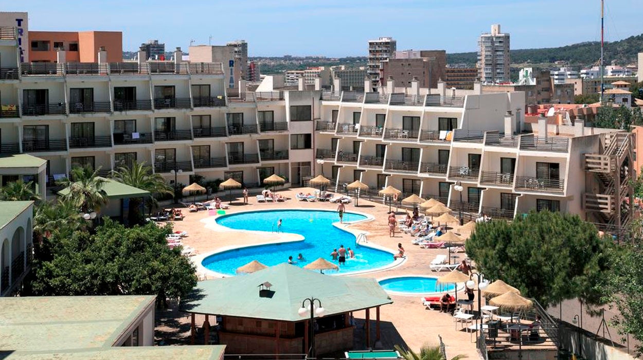 Un turista británico de 25 años se encuentra grave tras caer de un sexto piso en Magaluf Un turista británico de 25 años se encuentra grave tras caer de un sexto piso en Magaluf