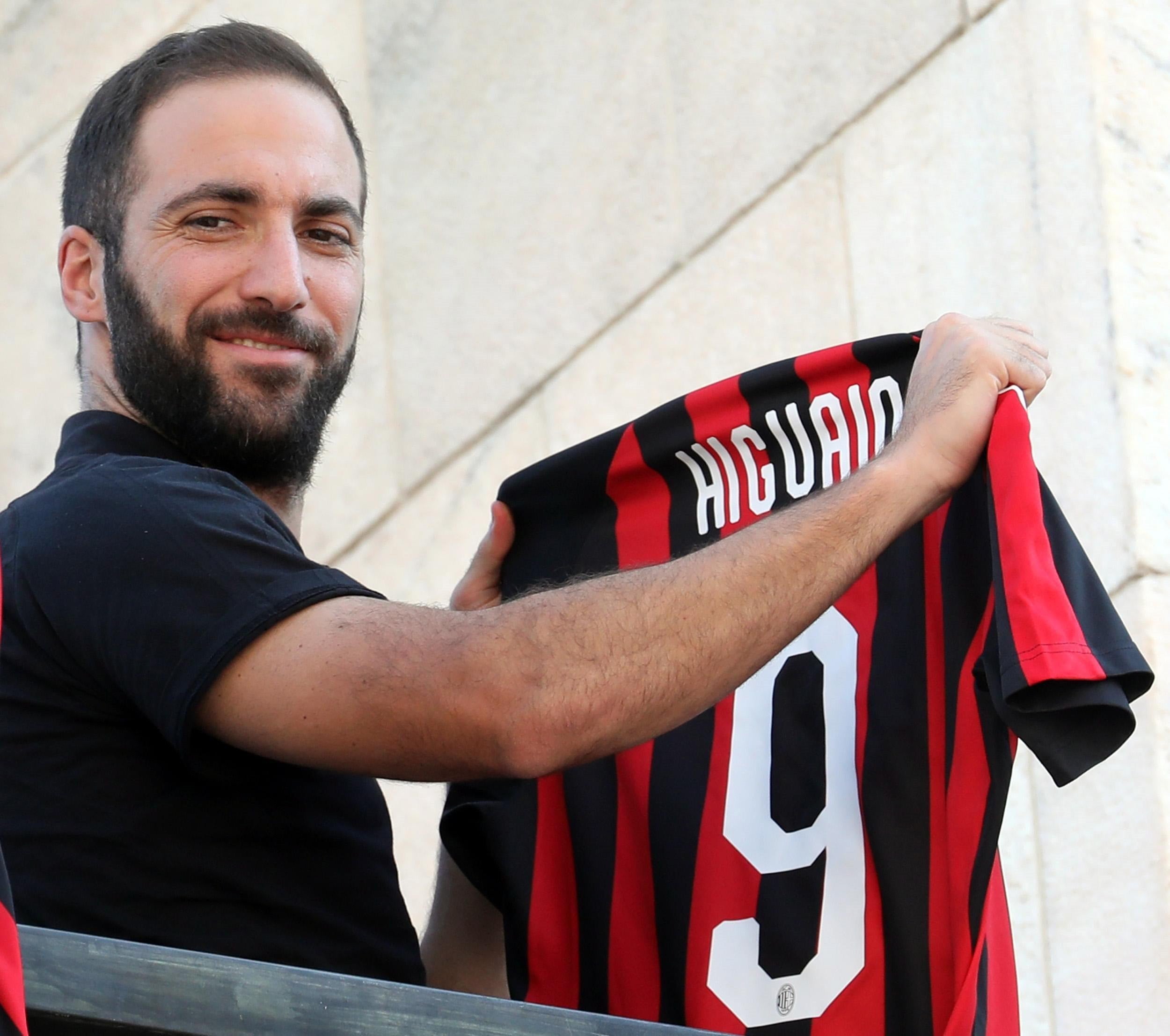 Higuaín en su presentación con el Milan: "En el Chelsea, Sarri era la única persona que me quería. Aquí me quieren todos" Higuaín en su presentación con el Milan: "En el Chelsea, Sarri era la única persona que me quería. Aquí me quieren todos"