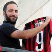 Higuain en su presentación con el Milan Higuain en su presentación con el Milan