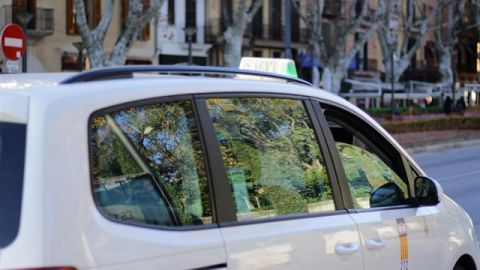 Un taxi circula por el Passeig del Born de Palma