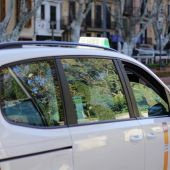 Un taxi circula por el Passeig del Born de Palma