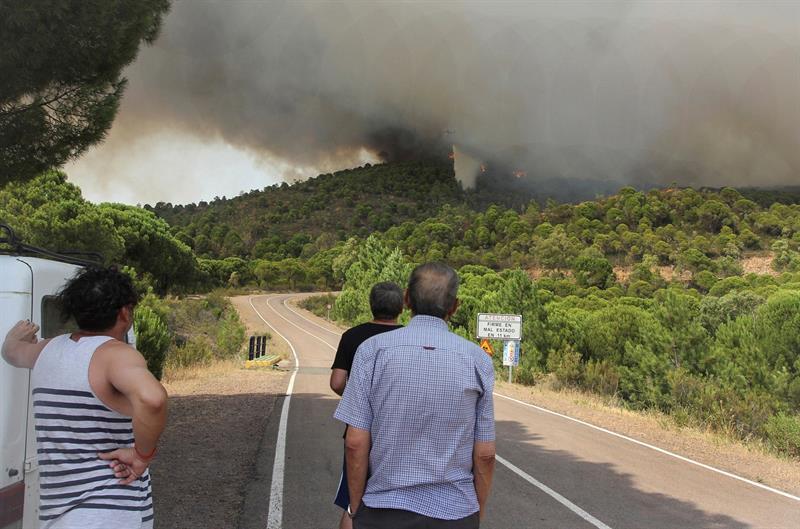 Un nuevo incendio en Huelva obliga a desalojar a 50 personas Un nuevo incendio en Huelva obliga a desalojar a 50 personas