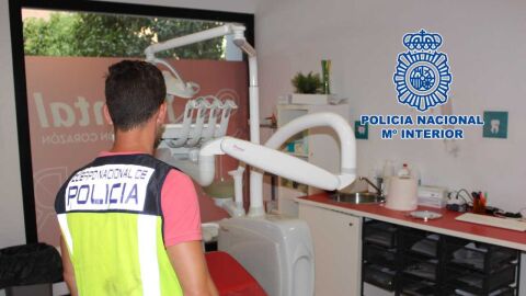 Un agente de la Polic&iacute;a Nacional en una cl&iacute;nica de IDental durante el operativo ordenado por la Audiencia Nacional