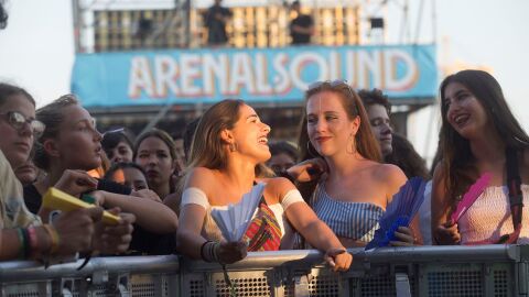 J&oacute;venes disfrutando del Arenal Sound