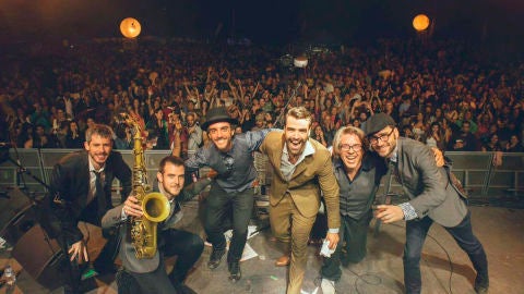 grupo de musica en concierto