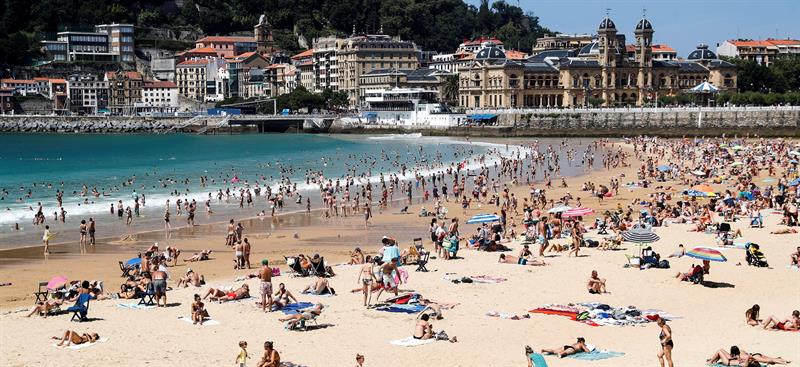 Muere un hombre tras ser rescatado del agua en la playa de La Concha de San Sebastián Muere un hombre tras ser rescatado del agua en la playa de La Concha de San Sebastián