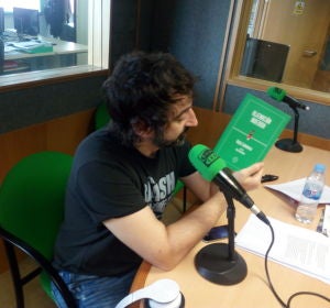 Rafa Cabeleira con su libro "Alienación indebida" Rafa Cabeleira con su libro "Alienación indebida"
