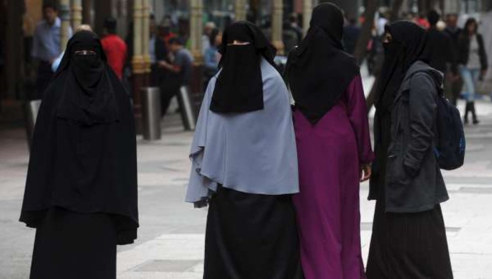 Un grupo de mujeres con velo islámico