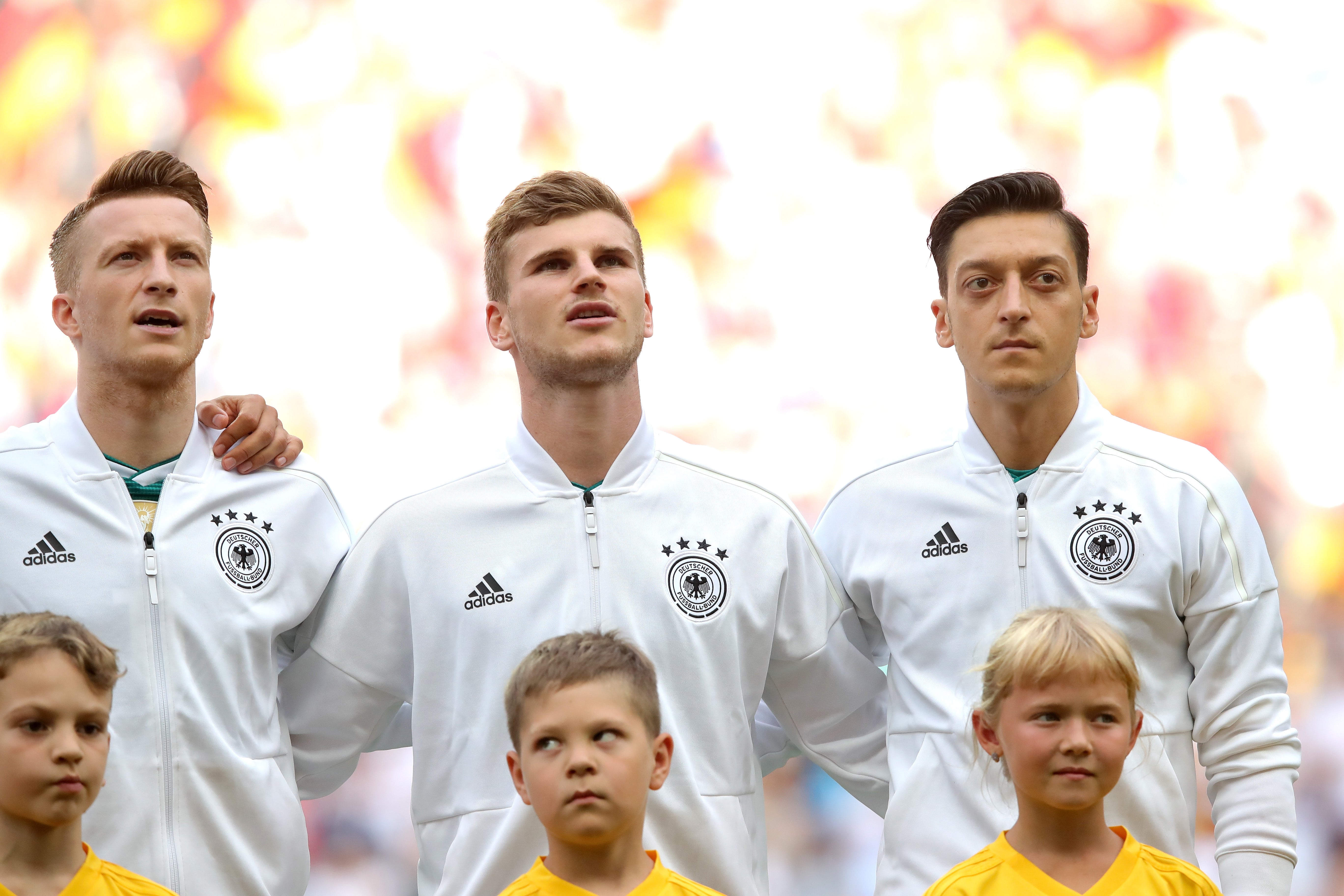 Franz Beckenbauer critica a la selección alemana: "Cantar el himno antes de un partido te prepara más que mascar chicle" Franz Beckenbauer critica a la selección alemana: "Cantar el himno antes de un partido te prepara más que mascar chicle"