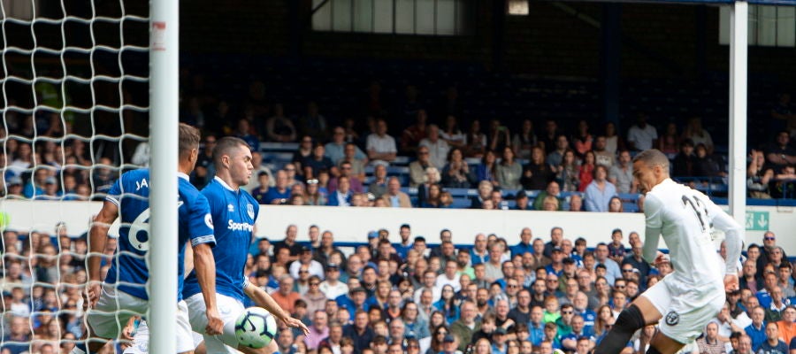 Rodrigo, en acción ante el Everton Rodrigo, en acción ante el Everton