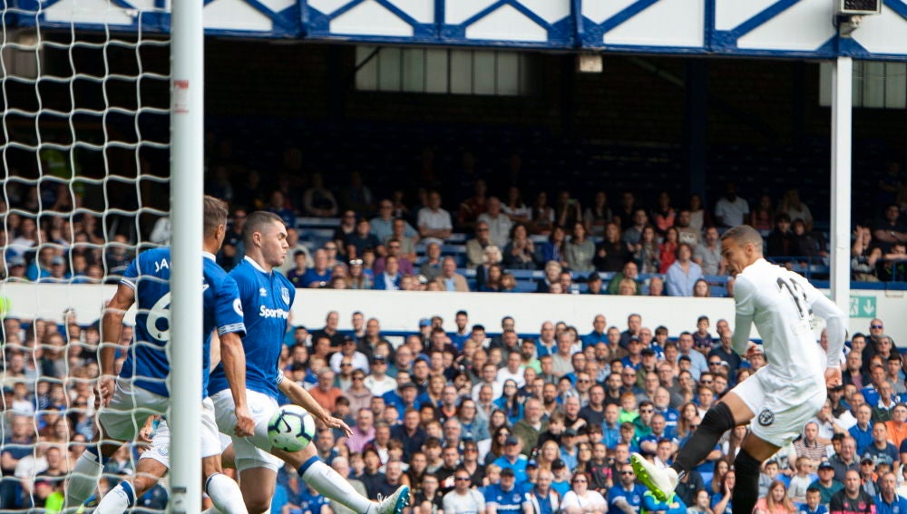 Rodrigo, en acción ante el Everton