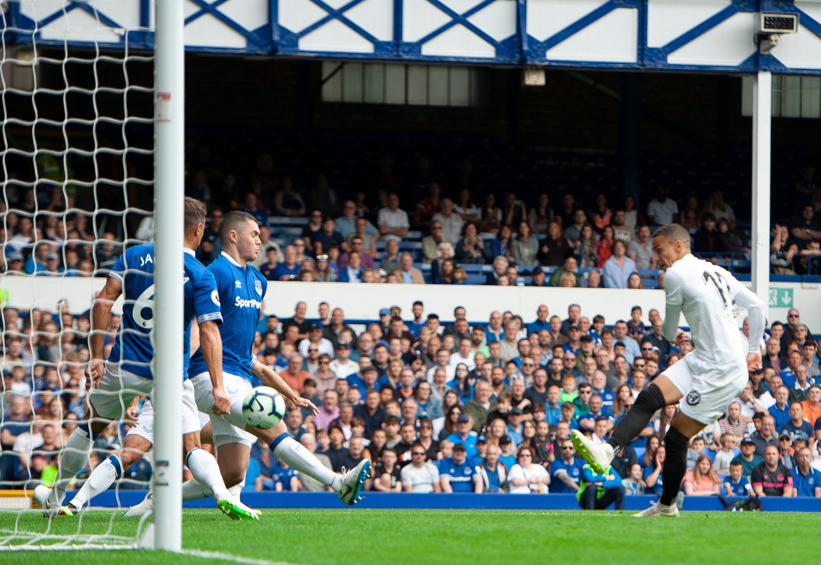 El Valencia gana al Everton con un doblete de Rodrigo El Valencia gana al Everton con un doblete de Rodrigo
