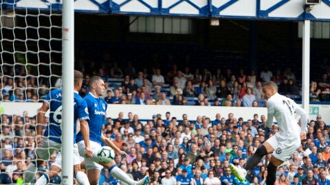 Rodrigo, en acci&oacute;n ante el Everton