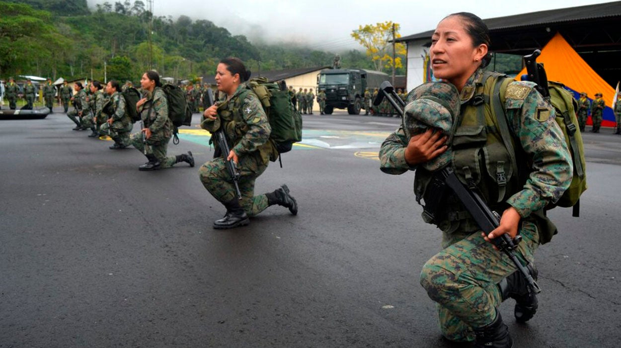 Cientos de mujeres acuden a la llamada de alistamiento del Ejército de Ecuador Cientos de mujeres acuden a la llamada de alistamiento del Ejército de Ecuador