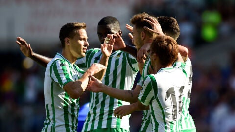 Los jugadores del Betis celebran un gol ante el Cardiff