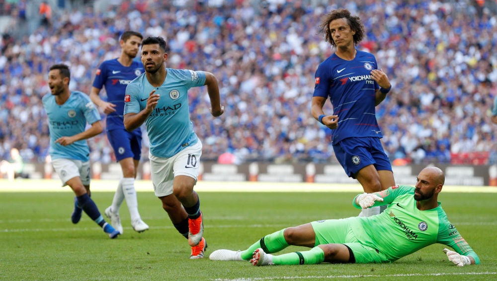 Kun Agüero anota su segundo gol ante el Chelsea
