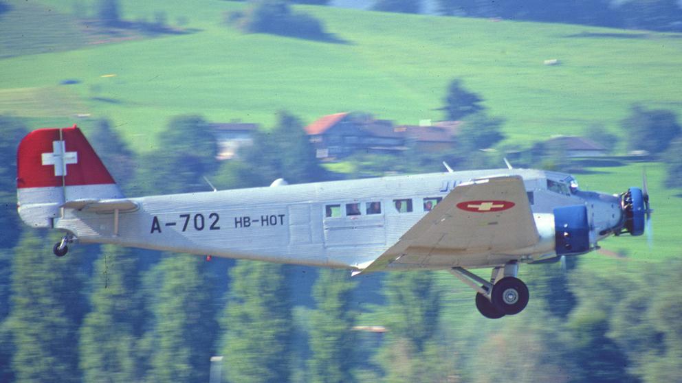 Mueren 20 personas al estrellarse un avión militar antiguo en Suiza Mueren 20 personas al estrellarse un avión militar antiguo en Suiza
