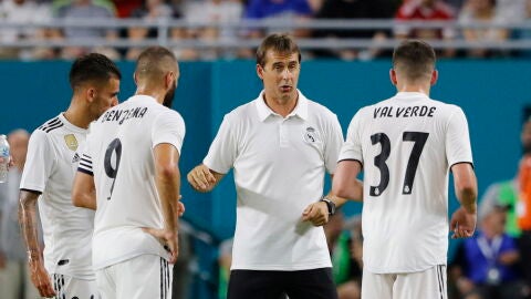 Julen Lopetegui habla con sus jugadores