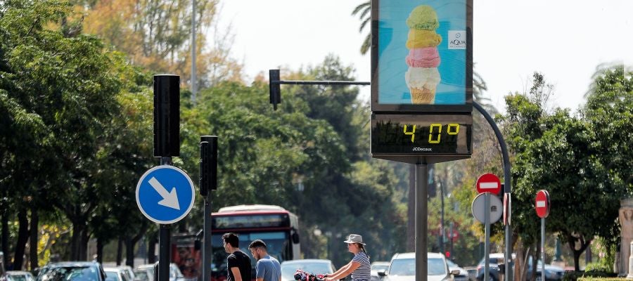 Imagen de archivo de un termómetro que marca 40 grados Imagen de archivo de un termómetro que marca 40 grados