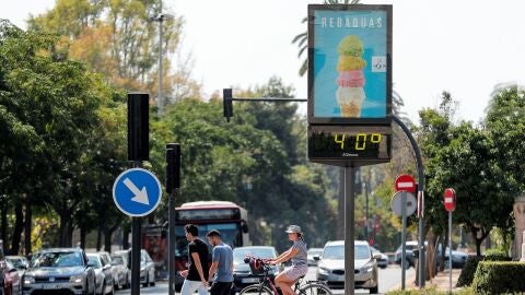 Imagen de archivo de un term&oacute;metro que marca 40 grados