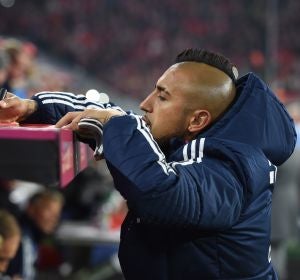 Arturo Vidal firma la camiseta de un aficionado en un partido del Bayern Arturo Vidal firma la camiseta de un aficionado en un partido del Bayern