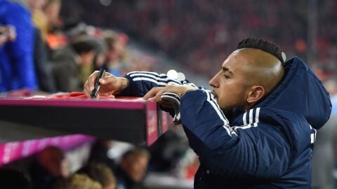 Arturo Vidal firma la camiseta de un aficionado en un partido del Bayern