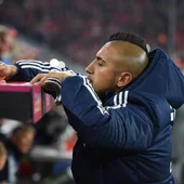 Arturo Vidal firma la camiseta de un aficionado en un partido del Bayern Arturo Vidal firma la camiseta de un aficionado en un partido del Bayern
