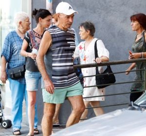 Santi Potros a la salida de la comida en Lasarte Santi Potros a la salida de la comida en Lasarte