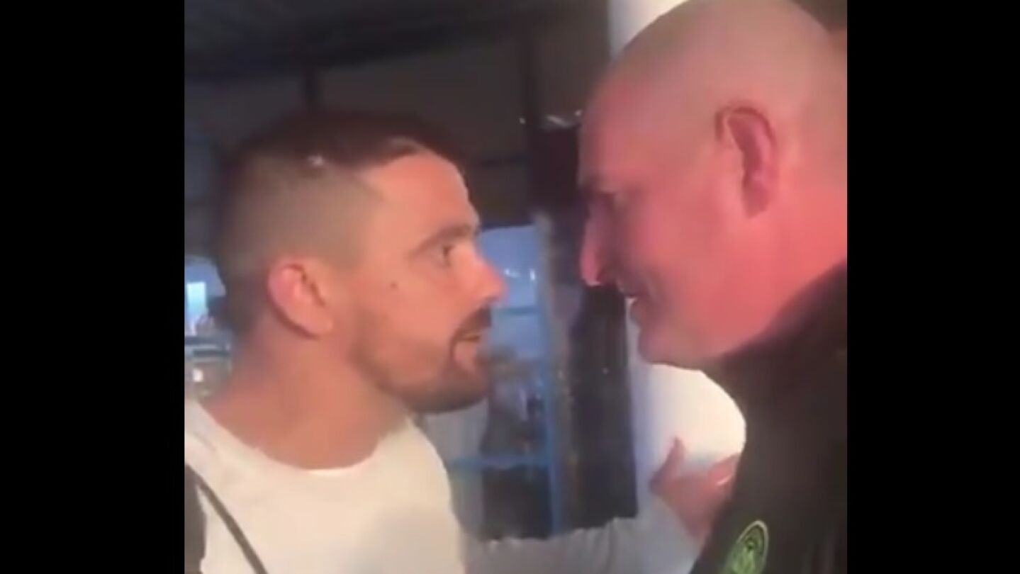 Nacho Novo se encara con un aficionado del Celtic
