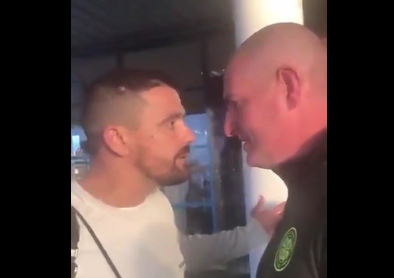 El exfutbolista Nacho Novo se encara con un hincha del Celtic que le cantó "espero que te mueras" El exfutbolista Nacho Novo se encara con un hincha del Celtic que le cantó "espero que te mueras"