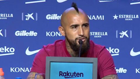 Arturo Vidal, en la rueda de prensa de su presentaci&oacute;n con el Barcelona