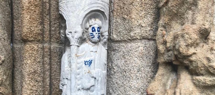 La pintada en la escultura de la fachada de Praterías de la Catedral de Santiago La pintada en la escultura de la fachada de Praterías de la Catedral de Santiago