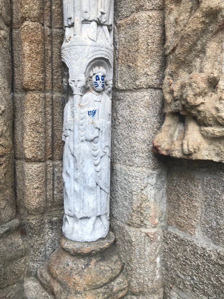 Pintan con bigotes una escultura de la fachada de Praterías de la Catedral de Santiago Pintan con bigotes una escultura de la fachada de Praterías de la Catedral de Santiago