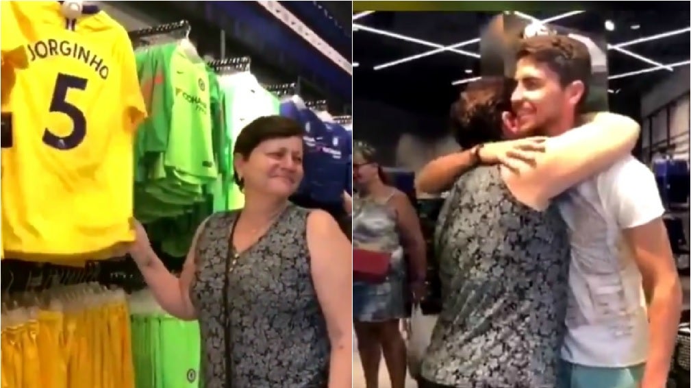 La emoción de la madre de Jorginho al ver la camiseta de su hijo en la tienda del Chelsea La emoción de la madre de Jorginho al ver la camiseta de su hijo en la tienda del Chelsea