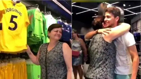 La emoción de la madre de Jorginho La emoción de la madre de Jorginho