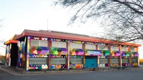 CEIP Vital Alsar pintado con un mural de Okuda Proyecto del AMPA del centro santanderino
