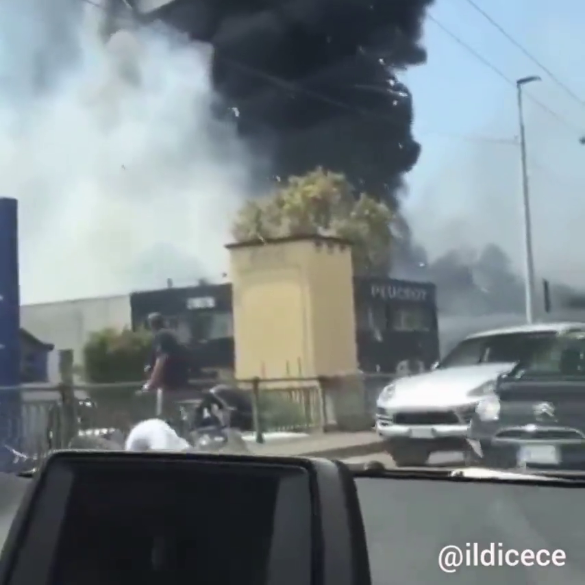 Dos muertos y 68 heridos por el choque de dos camiones que ha causado un gran incendio en una autopista de Bolonia Dos muertos y 68 heridos por el choque de dos camiones que ha causado un gran incendio en una autopista de Bolonia
