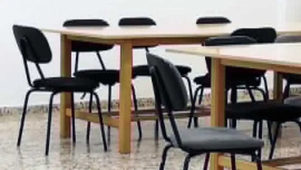 Sillas y mesas en una sala municipal de estudios de Elche